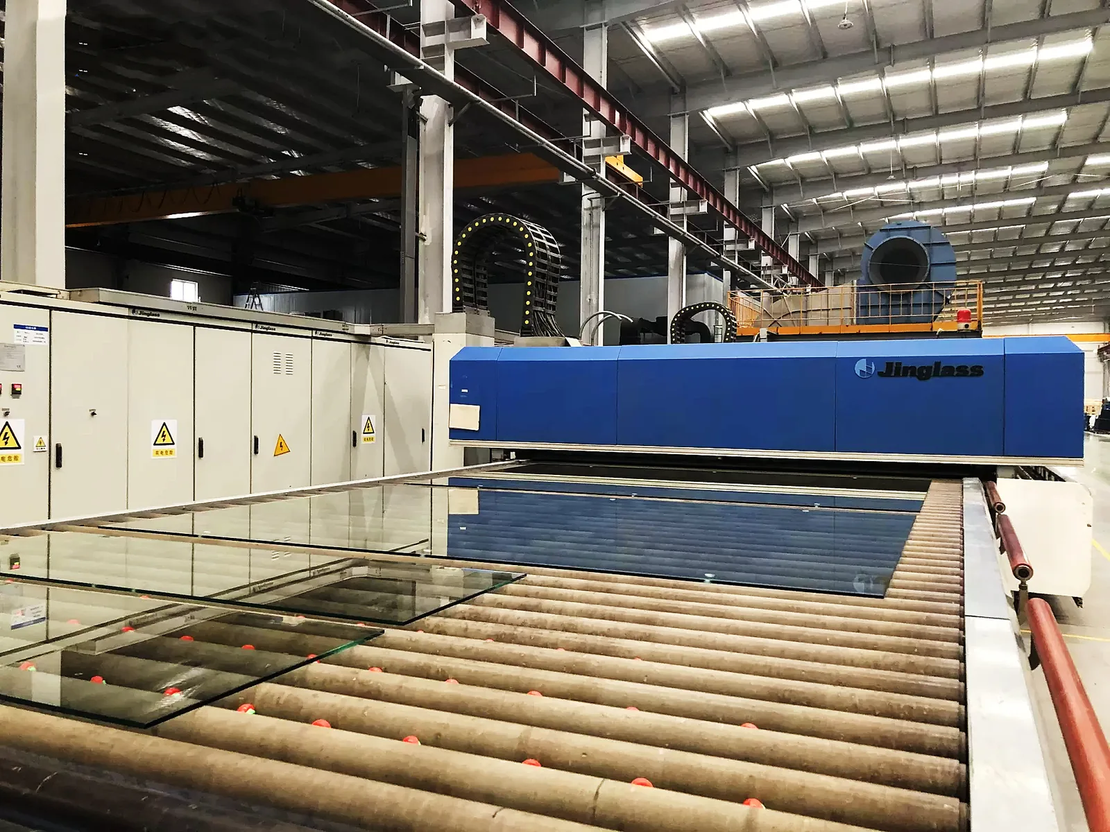 Tempered glass panels for padel courts leaving the tempering furnace
